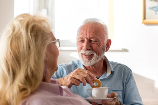 Couple Âgé Assis Sur Canapé Parlant Buvant Café Ambiance Aimante — Photo