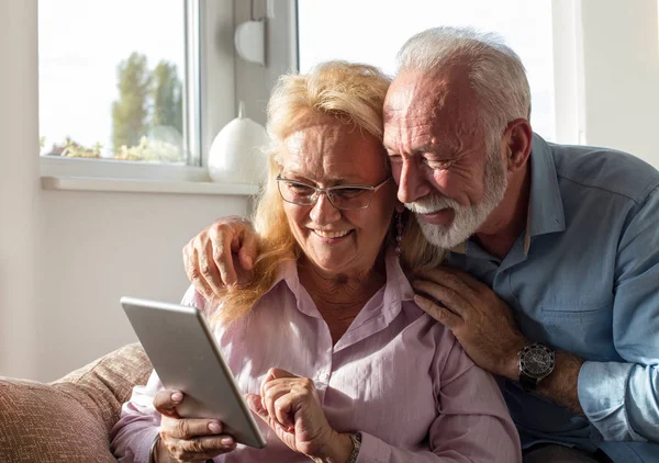 Pareja Mayor Que Usa Tableta Para Comunicarse Con Familia — Foto de Stock