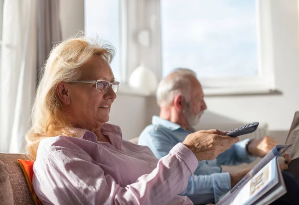 Senior Paar Zittend Bank Thuis Man Leest Krant Vrouw Kijken — Stockfoto