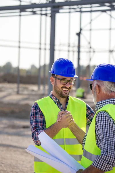 Two Engineers Shaking Hands Building Site Metal Construction Background — Stock Photo, Image