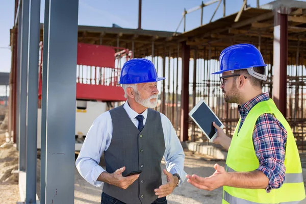 Senior Young Engineers Talking Angrily Project Building Site — Stock Photo, Image