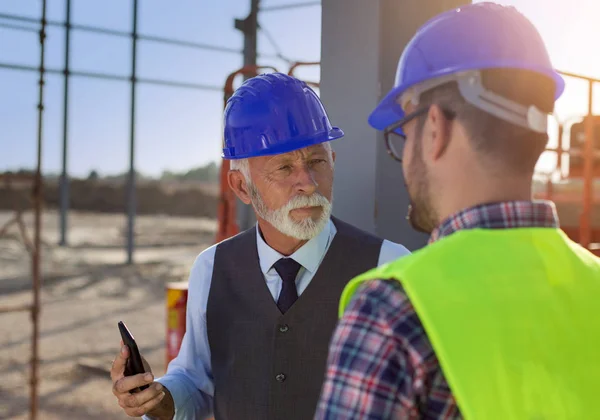 Ältere Und Junge Ingenieure Sprechen Wütend Über Projekt Auf Baustelle — Stockfoto