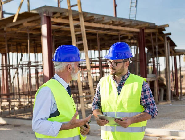Zwei Zufriedene Ingenieure Mit Tablet Gesprächen Auf Baustelle — Stockfoto