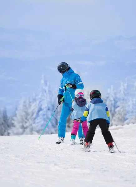 Vue Arrière Jeunes Enfants Apprenant Ski Avec Professeur Montagne — Photo