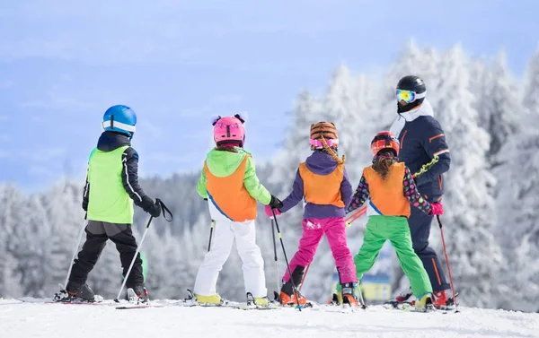 Gruppe Børn Lære Stå Ski Skråning Med Instruktør Blå Himmel - Stock-foto