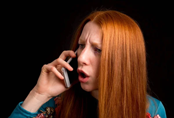 Zły Dziewczyna Czerwonymi Włosami Rozmawia Telefon Komórkowy Czarnym Tle — Zdjęcie stockowe