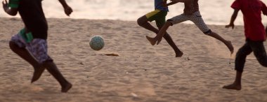 Kumlu plaj, Sri Lanka üzerinde yalınayak futbol. Futbol oynayan çocuklar