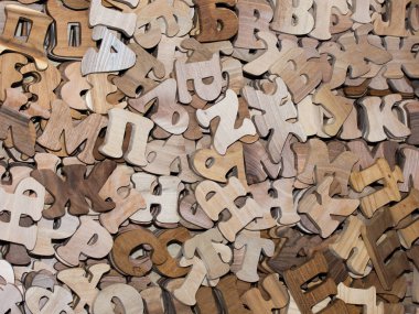 Farklı renklerde pasta üzerinde ahşap harflerin üstten görünüm