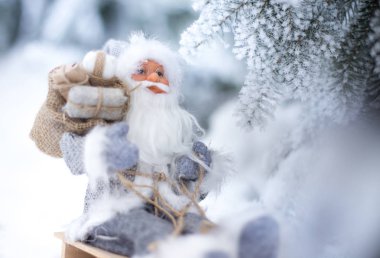 Noel Baba üzerinde kızak toy köknar şube önünde karla kaplı. Noel ve yeni yıl kavramı