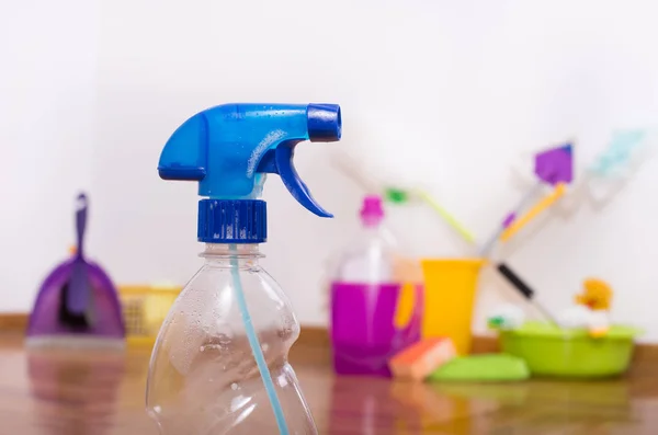 Tutup Botol Semprot Dengan Deterjen Untuk Pembersihan Lantai Dengan Peralatan — Stok Foto