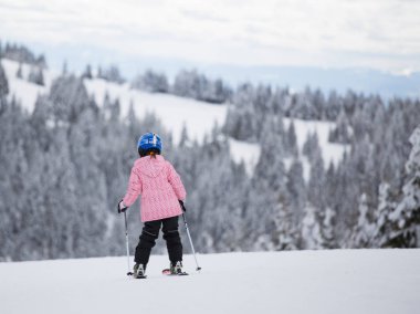 Dikiz Sırbistan Kopaonik dağ eteklerinde kayak kız. Kış tatil kavramı