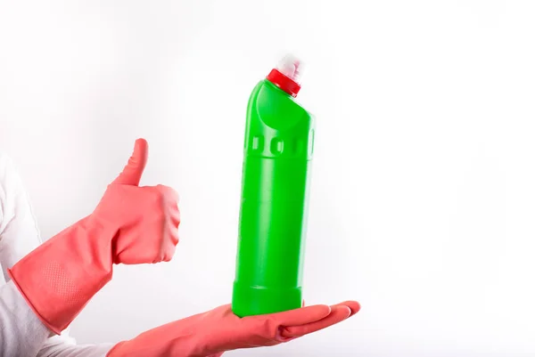 管家将清洁用品放在瓶子里 露出大拇指 — 图库照片