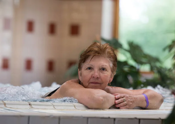 Пожилая Женщина Наслаждается Бассейном Горячей Водой Спа Курорте — стоковое фото