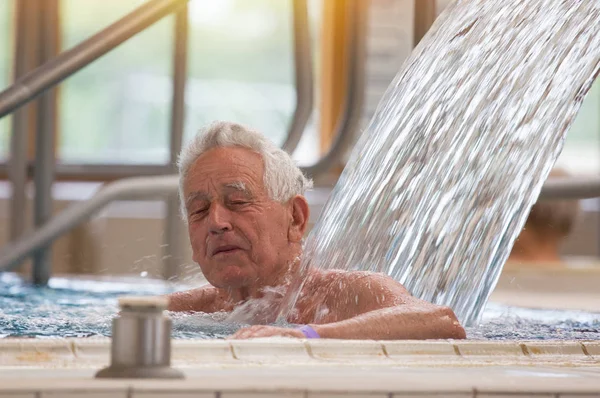 Starší Muž Těší Bazénu Teplou Vodou Masážní Sprcha Lázeňském Středisku — Stock fotografie