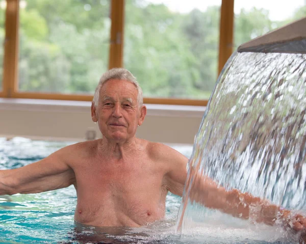 Yaşlı Adam Ile Sıcak Havuzunda Zevk Spa Resort Duşta Masaj — Stok fotoğraf