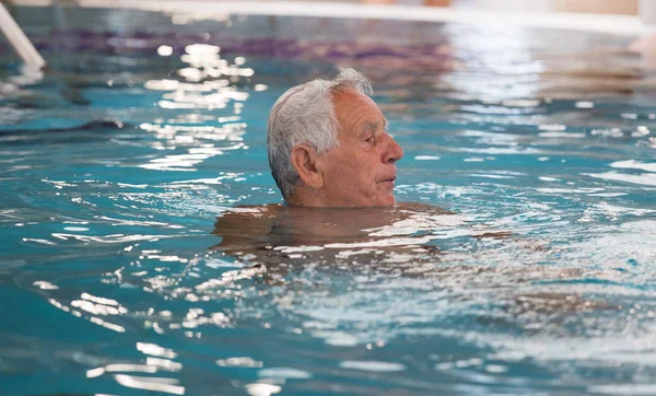 Пожилой Человек Плавает Наслаждается Бассейном Спа Курорте — стоковое фото