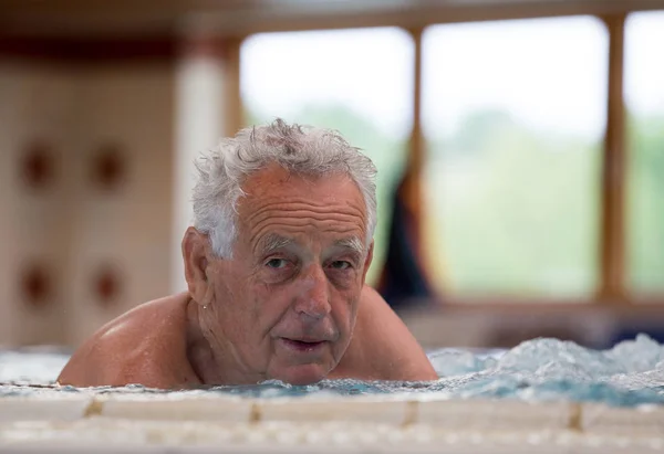 Yaşlı Adam Ile Spa Resort Sıcak Havuzunda Zevk — Stok fotoğraf