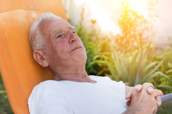 Παλιά Άνθρωπος Αναπαύεται Ξαπλώστρα Στον Κήπο Κατάθλιψη Ανώτερο Την Ηλικία — Φωτογραφία Αρχείου