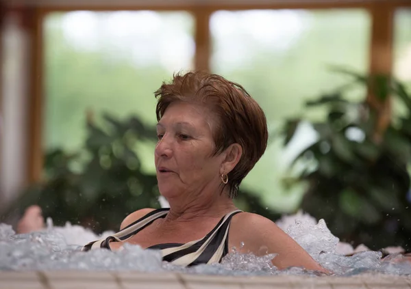 Femme Âgée Appréciant Dans Piscine Avec Eau Chaude Dans Spa — Photo