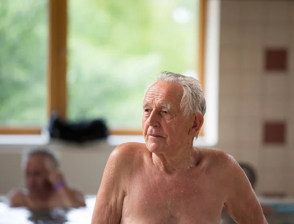 Oudere Man Genieten Zwembad Met Warm Water Kuuroord — Stockfoto