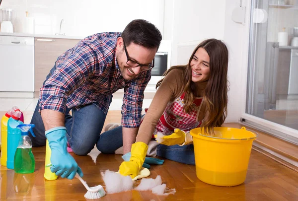 Young Happy Couple Cleaning Floor Apartment Having Fun — Stock Photo, Image