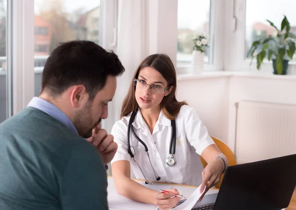 Junge Ärztin Erklärt Einer Patientin Schreibtisch Der Klinik Etwas — Stockfoto