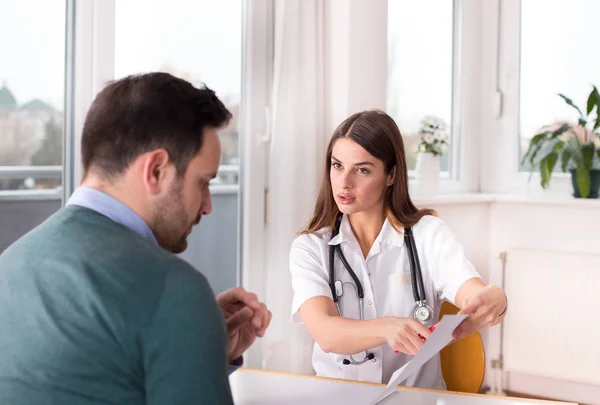 Junge Ärztin Schlägt Patientin Schreibtisch Klinik Büro Nieder — Stockfoto