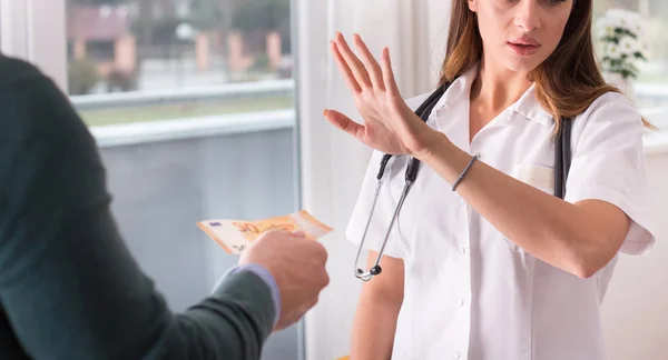 Female Doctor Refusing Bribery Patient Office — Stock Photo, Image