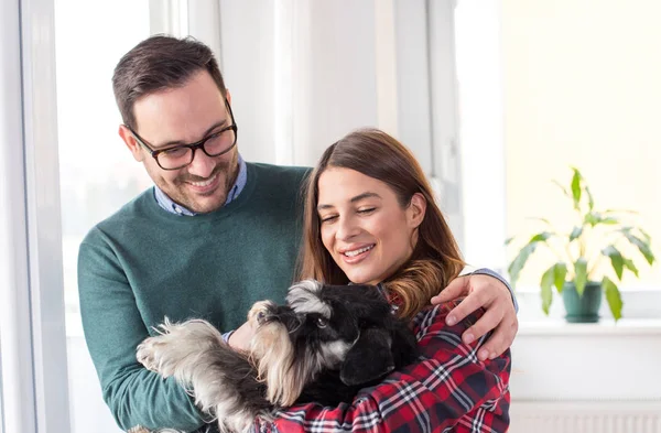 Giovani Felici Con Cane Braccio Piedi Accanto Alla Finestra Casa — Foto Stock