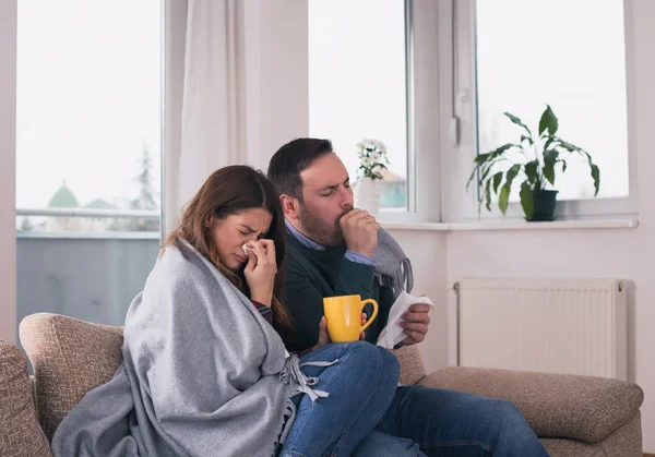 Casal Jovem Sentado Sofá Coberto Com Cobertor Tosse Assoar Nariz — Fotografia de Stock