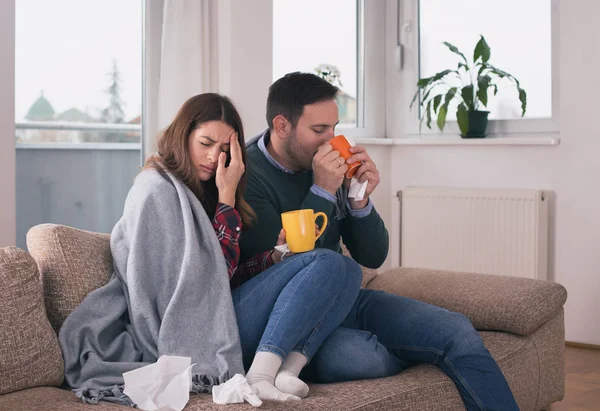 Junges Paar Das Auf Einem Sofa Mit Decke Sitzt Tee — Stockfoto