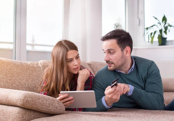 Pareja Joven Con Tableta Tarjeta Crédito Compra Línea Desde Sofá — Foto de Stock