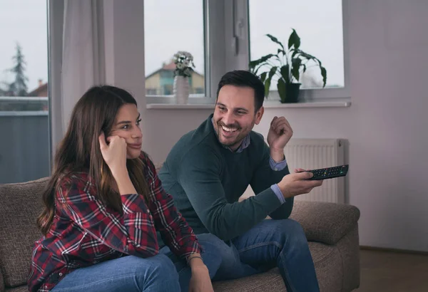 Pareja Joven Viendo Televisión Casa Hombre Siente Emocionado Chica Aburre —  Fotos de Stock