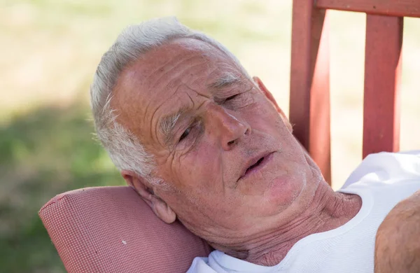 Älterer Mann Ruht Sich Sommer Auf Bank Garten Aus — Stockfoto