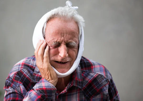 Viejo Con Dolor Muelas Cabeza Atada Con Paño Frío — Foto de Stock