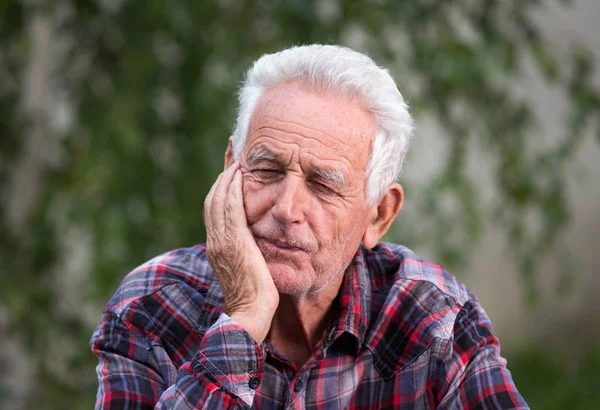 Retrato Del Anciano Sentado Jardín Apoyado Mano — Foto de Stock