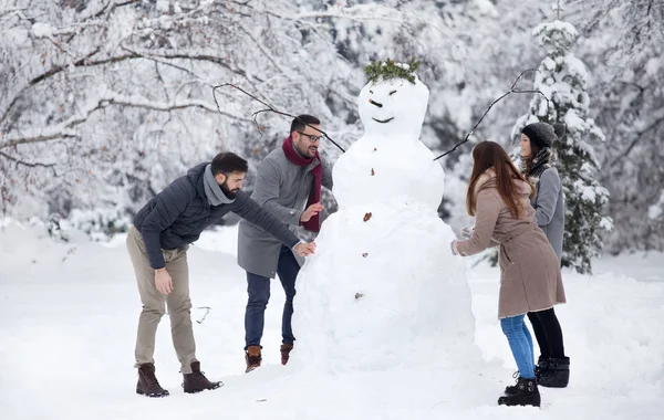 Zwei Junge Paare Haben Spaß Beim Bau Eines Großen Schneemanns — Stockfoto