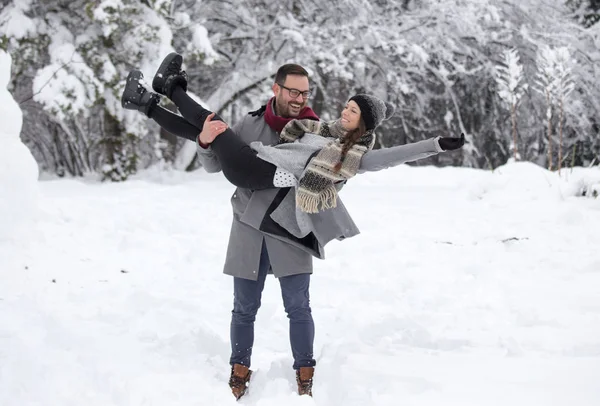 Glückliches Lächelndes Paar Genießt Den Schnee Wald Mann Hebt Mädchen — Stockfoto