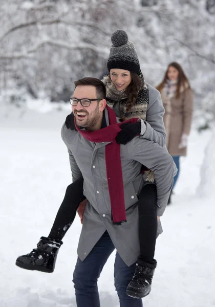 Glückliches Lächelndes Paar Genießt Den Schnee Wald Mann Hebt Mädchen — Stockfoto