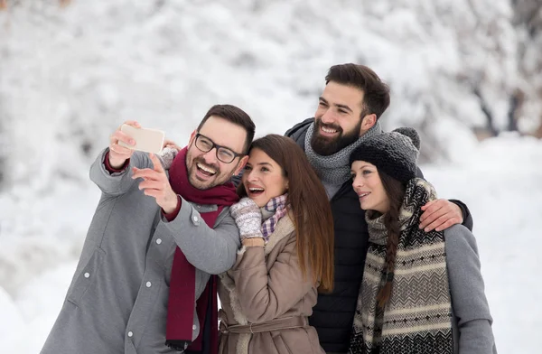 Grupo Amigos Tomando Selfie Floresta Nevada Desfrutando Férias Inverno — Fotografia de Stock