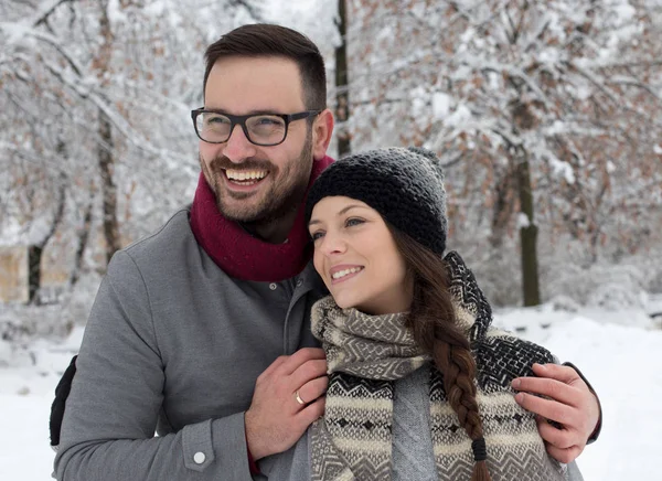 Porträt Eines Glücklichen Jungen Paares Das Sich Wald Auf Schnee — Stockfoto