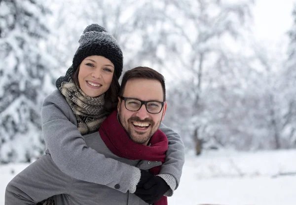 Porträt Eines Glücklichen Jungen Paares Das Sich Wald Auf Schnee — Stockfoto