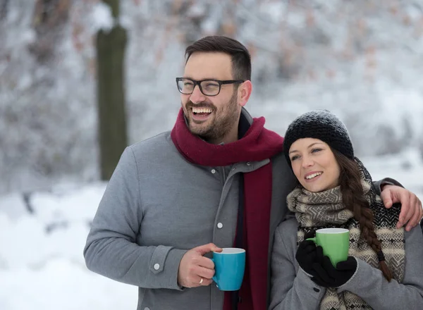 Junges Paar Mit Tasse Heißgetränk Auf Schnee Wald — Stockfoto