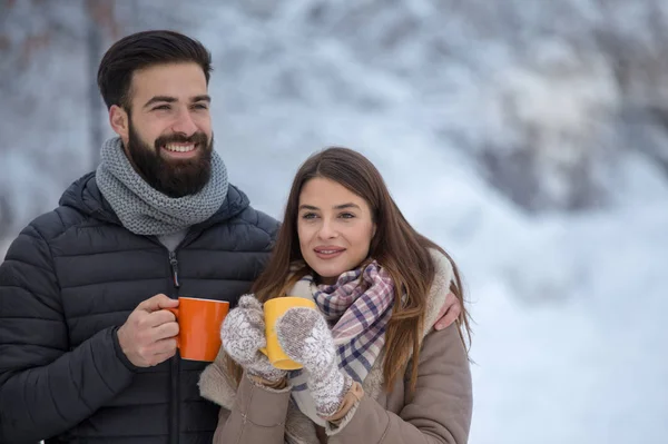 Junges Paar Mit Tasse Heißgetränk Auf Schnee Wald — Stockfoto