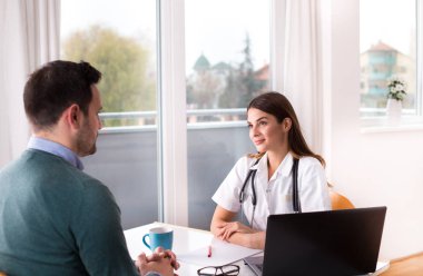 Doktor ve hasta masada konuşurken