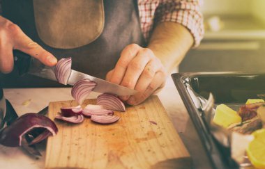 Adam kırmızı soğan kesme