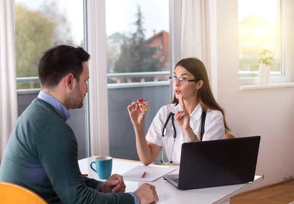 Arzt und Patient sprechen am Tisch — Stockfoto