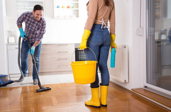 Young couple doing chores together — Stock Photo, Image