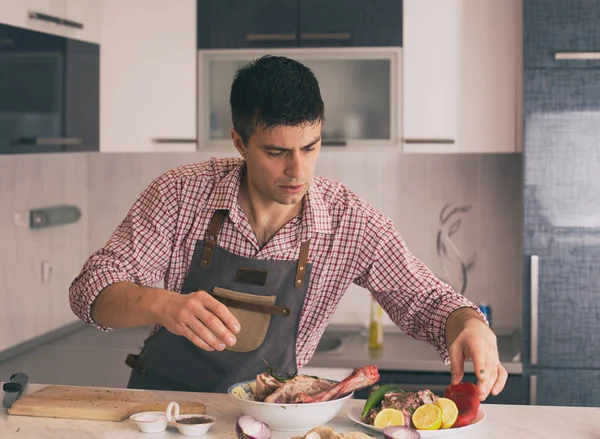 Homem preparando comida na cozinha — Fotografia de Stock