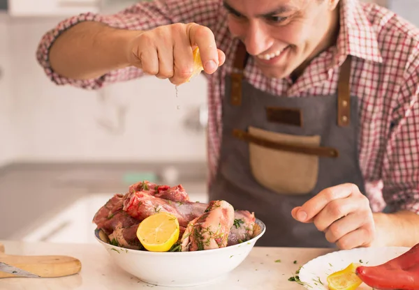 Homem preparando comida na cozinha — Fotografia de Stock